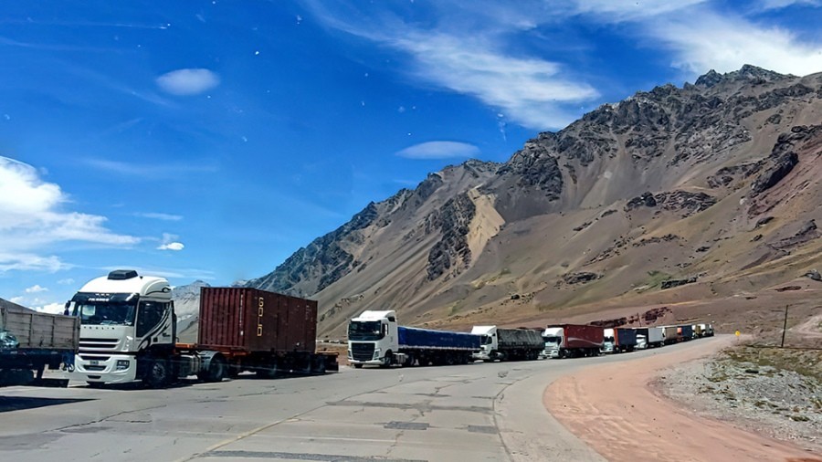  Hay 2.700 camiones varados en paso Cristo Redentor por nuevos requisitos de Chile 