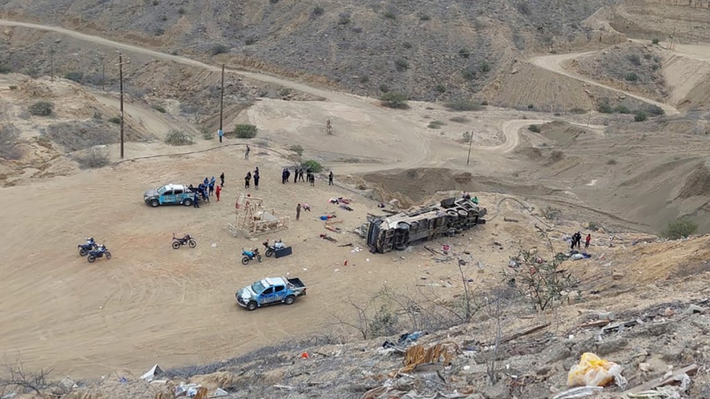  Murieron 24 personas al caer un autobús en un precipicio en Perú 