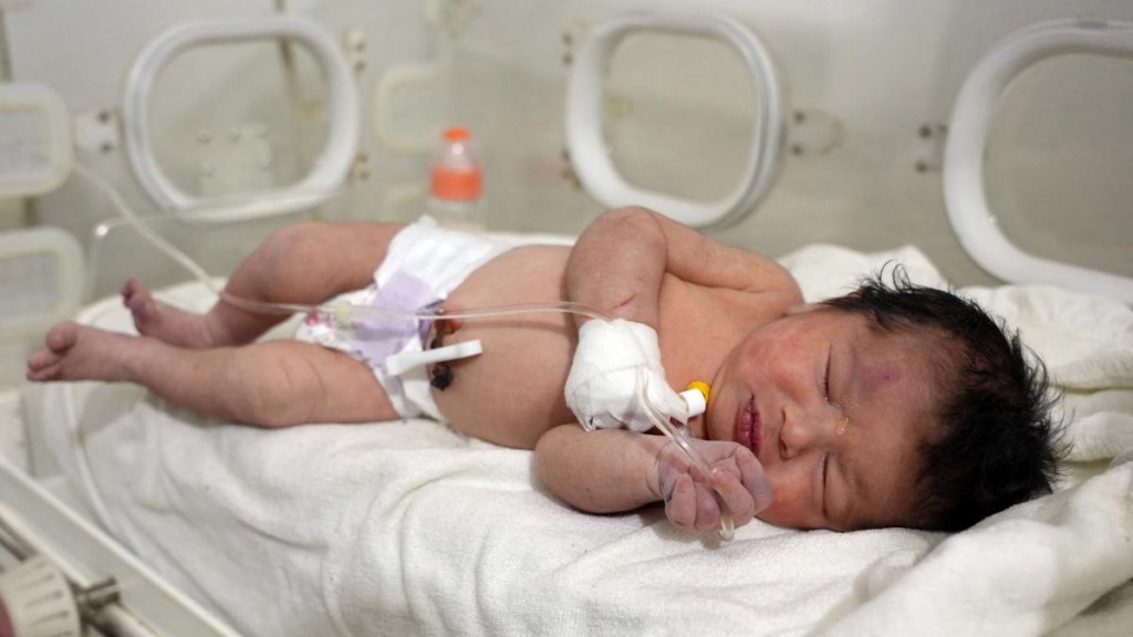  Rescataron a una bebé que nació bajo los escombros de un edificio tras el sismo 
