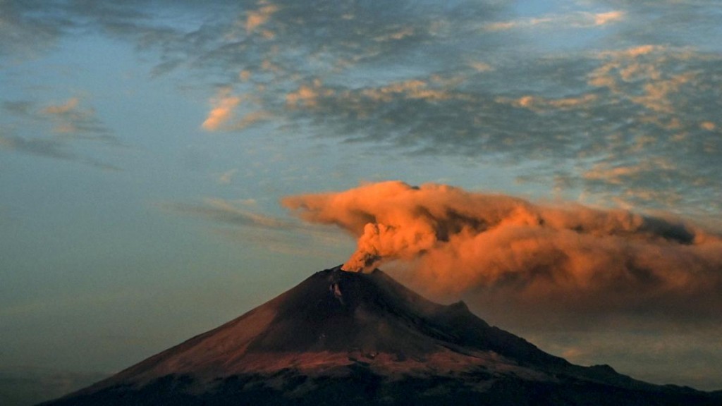  Una columna de cenizas del volcán Popocatépetl afectó vuelos en el aeropuerto de Puebla 