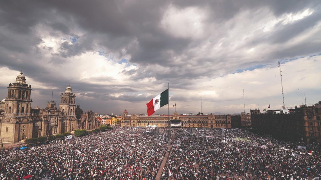 López Obrador demostró su fuerza a los opositores y a EEUU ante más de 100 mil personas 