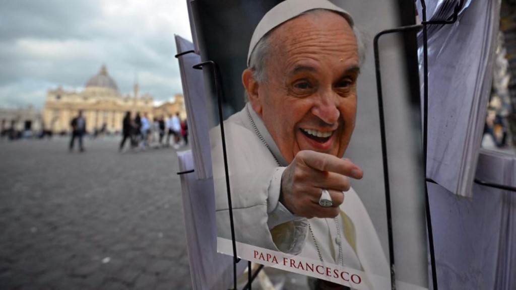  Francisco mejora y volverá al Vaticano en las próximas horas 