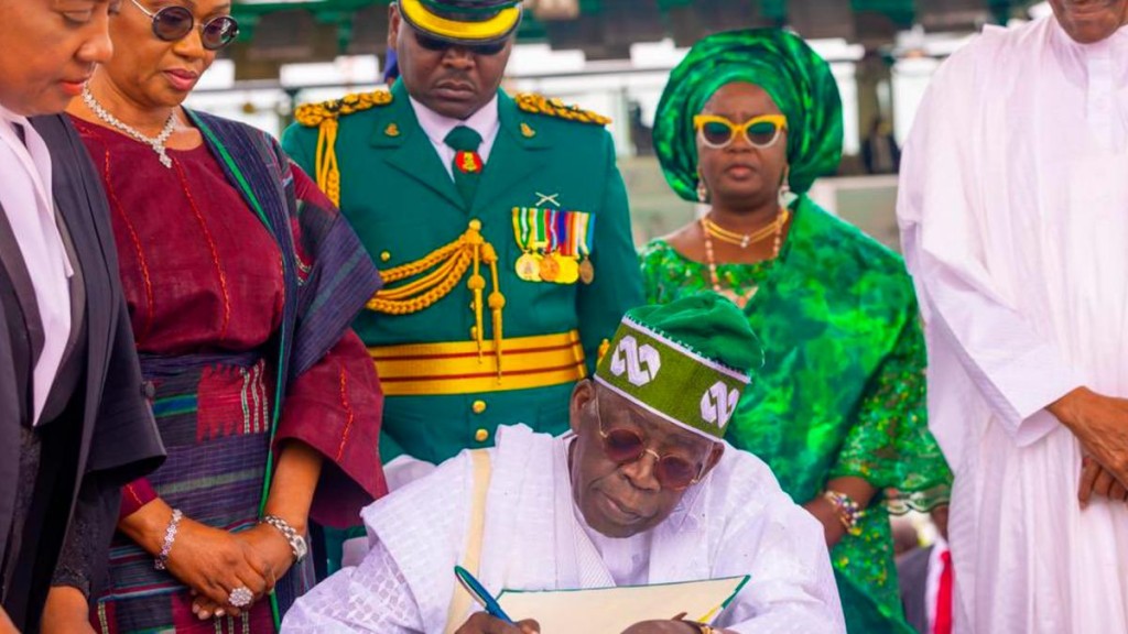  Asumió el nuevo presidente de Nigeria en plena crisis económica y de seguridad 