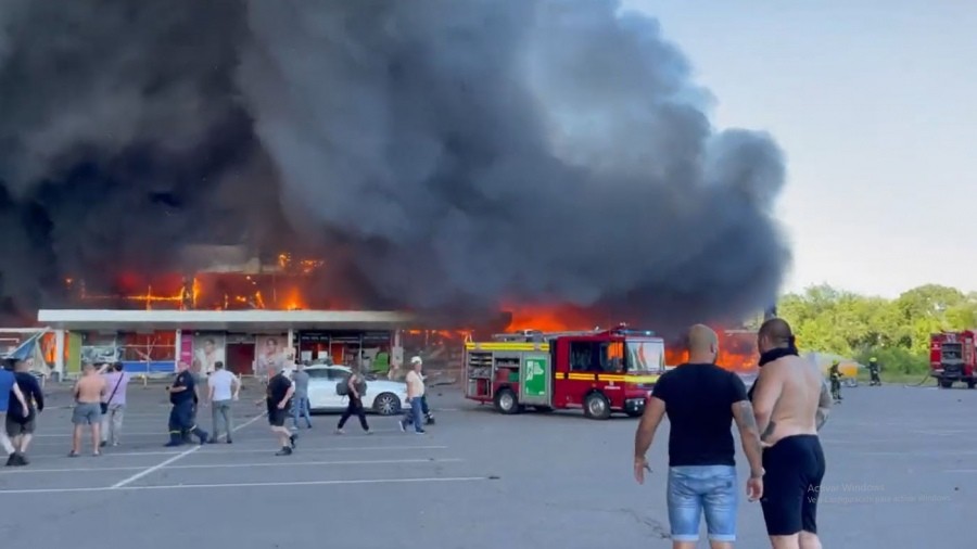  Zelenski denunció que Rusia atacó un centro comercial lleno de gente en Kremenchuk 