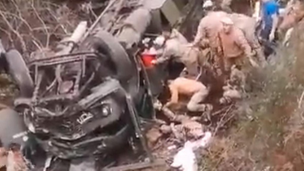 Al menos cuatro soldados muertos y 18 heridos tras desbarrancar un camión del Ejército 
